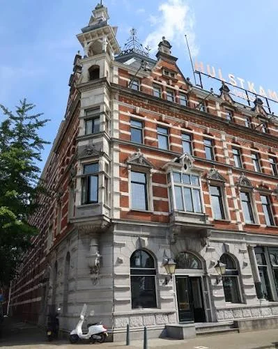 De ingang van het Hulstkamp Gebouw aan de Maaskade in Rotterdam